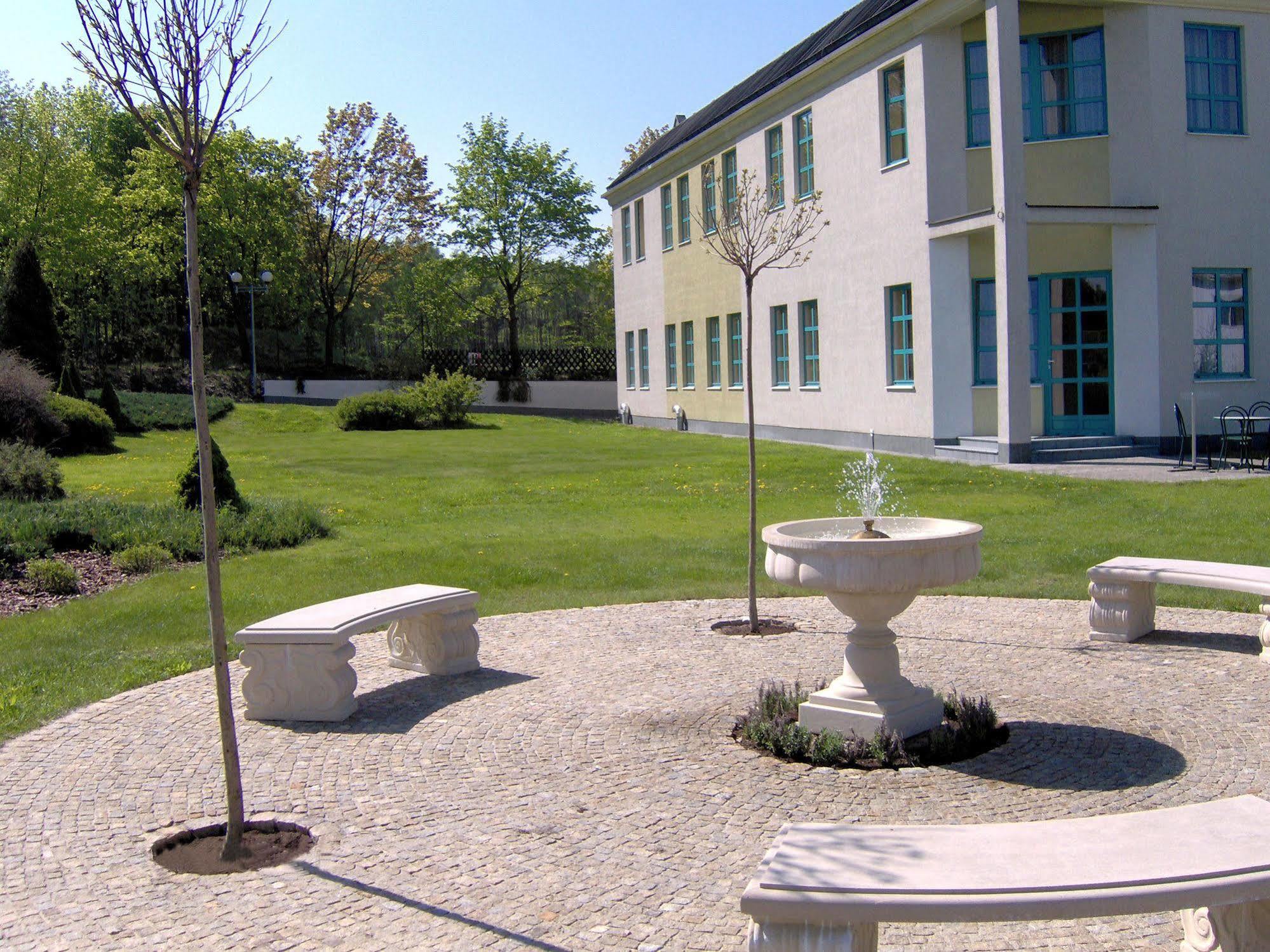 Green Hotel Komorniki  Exteriör bild